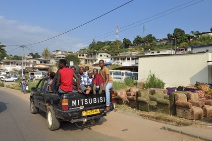 Gabon, Libreville, déplacement en pick-up et vente de meubles le long de la Route National 1