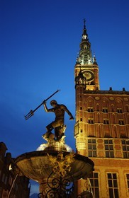 Pologne, Poméranie Orientale, Gdansk, le dieu Neptune devant l' Hôtel de ville sur la place du Long-Marché (Dlugi Targ), situé dans la “ville principale