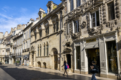 France, Côte-d'Or (21), Dijon, zone classée Patrimoine Mondial de l'UNESCO, hotels particuliers rue des Forges, l'Hotel Aubriot du XIIIe siècle accolé à la maison Milsand du XVIe siècle de style Renaissance à droite