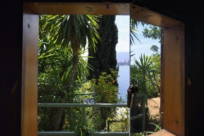 France, Alpes-Maritimes (06), Roquebrune-Cap-Martin, oeuvre architecturale de Le Corbusier, classée Patrimoine Mondial de l'UNESCO, Cap Martin, cabanon Le Corbusier de 1952, jeux de miroirs sur les volets des fenetres (Demande d'autorisation nécessaire avant publication)