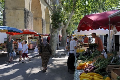 France, Hérault (34), Montpellier, Marché des Arceaux sous l'Aqueduc Saint Clément