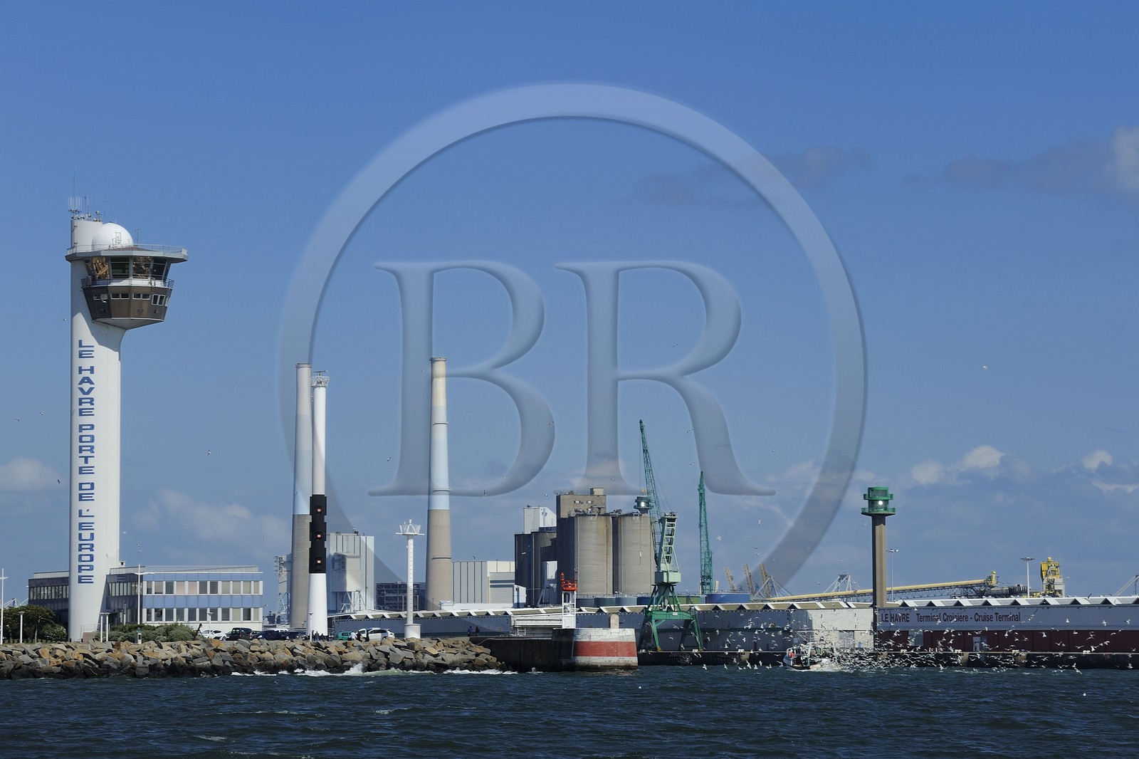 France, Seine-Maritime (76), Le Havre, bateau de pêche entrant au port suivi par une nuée de goélands