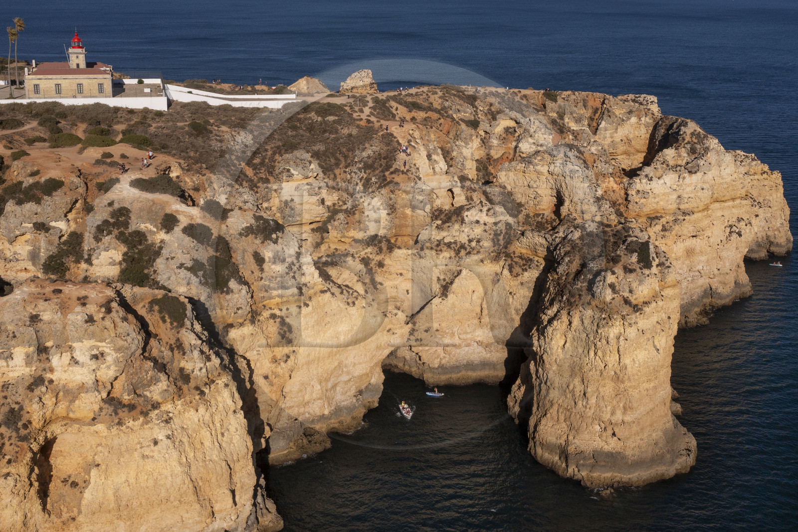 Portugal, Algarve, Lagos, phare à la pointe de Ponta da Piedade, découverte à pied, en bateau et en stand up paddle des grottes dans les falaises escarpées (vue aérienne)