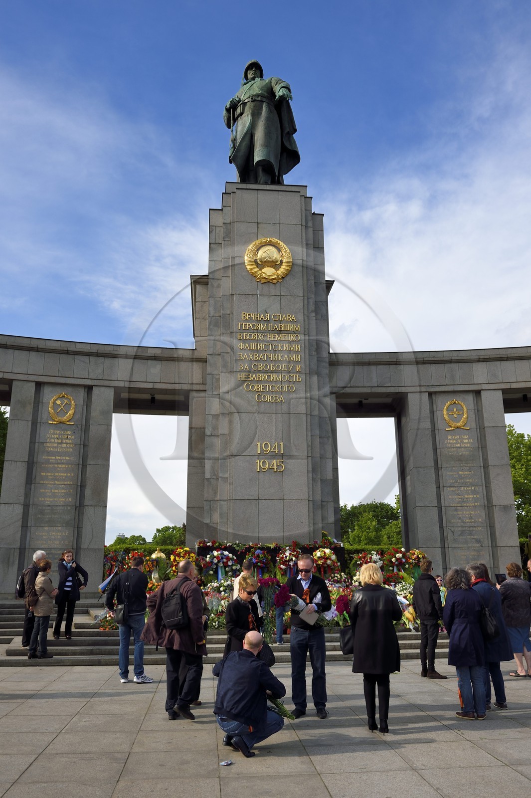 Allemagne, Berlin, quartier de Tiergaten, mémorial soviétique dédié aux 81 116 combattants de l'Armée rouge tombés durant la bataille de Berlin en avril-mai 1945, célébration annuelle de la capitulation nazie le 9 mai 1945 pour les russes