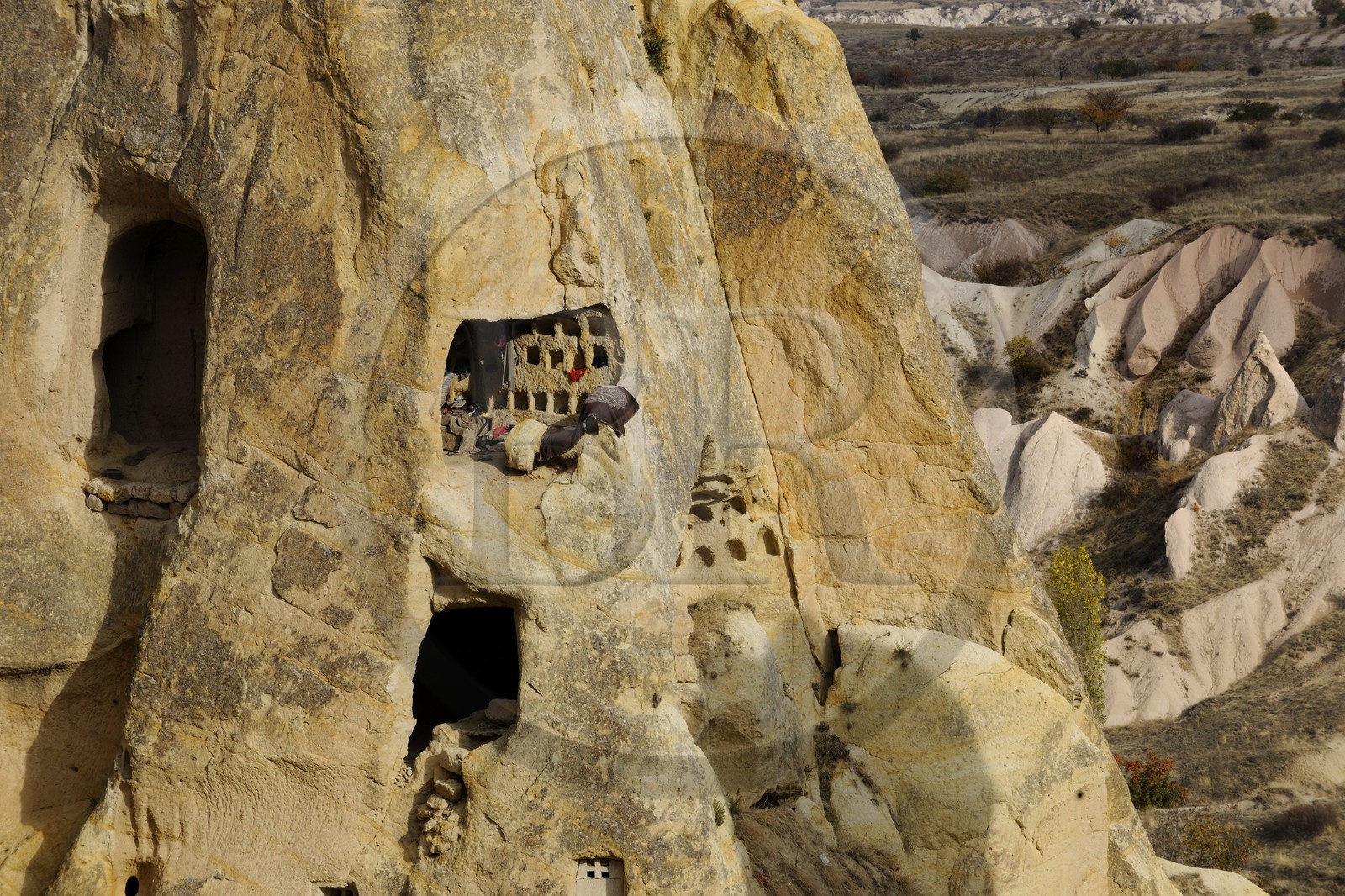 Turquie, Anatolie Centrale, province de Nevsehir, Cappadoce classée Patrimoine Mondial de l'UNESCO, village d' Uçhisar, la vallée des Piegeonniers (Güvercinlik Vadisi), cheminée de fée aménagée en habitation