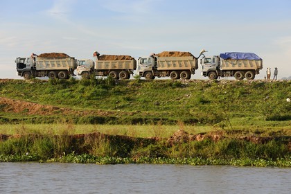Vietnam, province de Ninh Binh, chantier sur une nouvelle digue