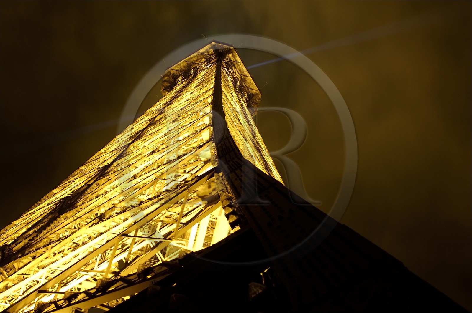 France, Paris (75), la Tour Eiffel illumin