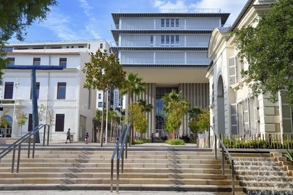 France, Var (83), Toulon, quartier Chalucet, la médiathèque Chalucet à gauche et la Maison de la Créativité abritant l'Ecole Camondo Méditerranée (Architecture d'intérieur et Design) dans le Jardin Alexandre 1er