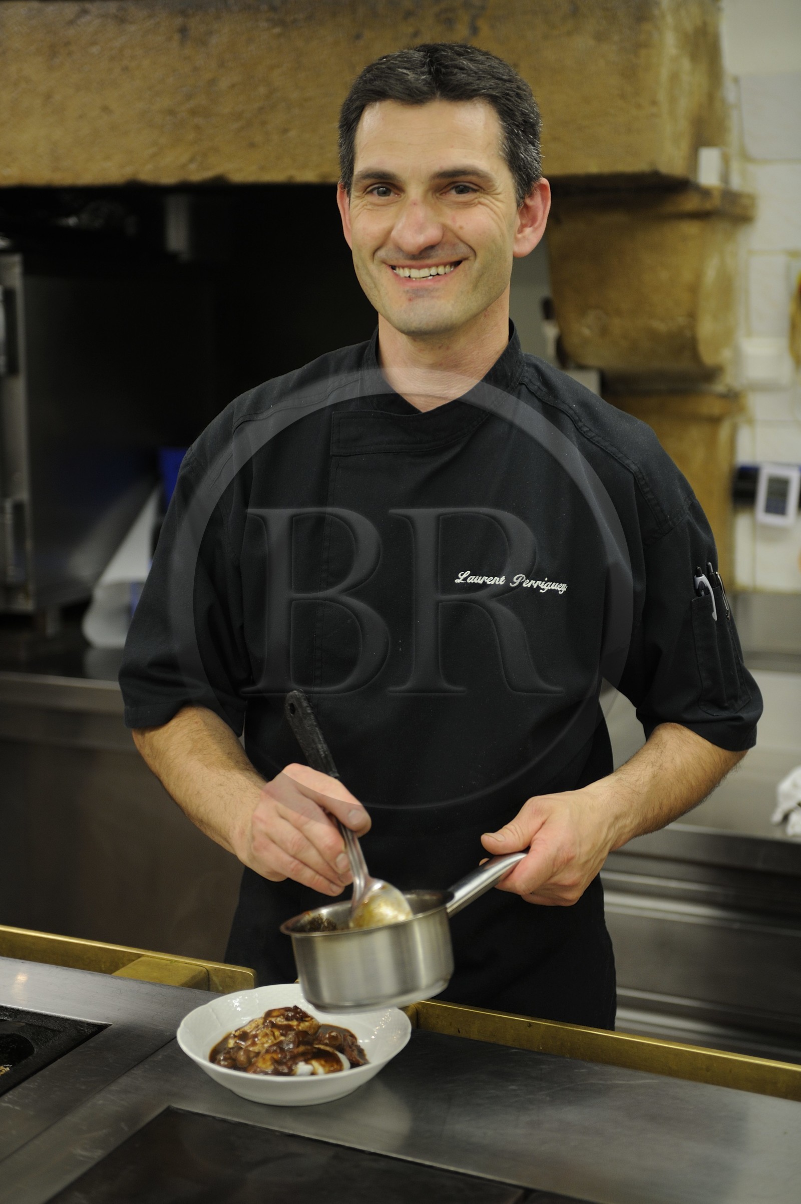 France, Côte d'Or (21), Dijon, Restaurant La Dame d'Aquitaine, le chef Laurent Perriguey présente ses oeufs en meurette