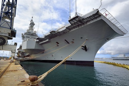 France, Var (83), Toulon, la base navale (Arsenal), le porte-avions à propulsion nucléaire Charles de Gaulle en rénovation de mi-vie
