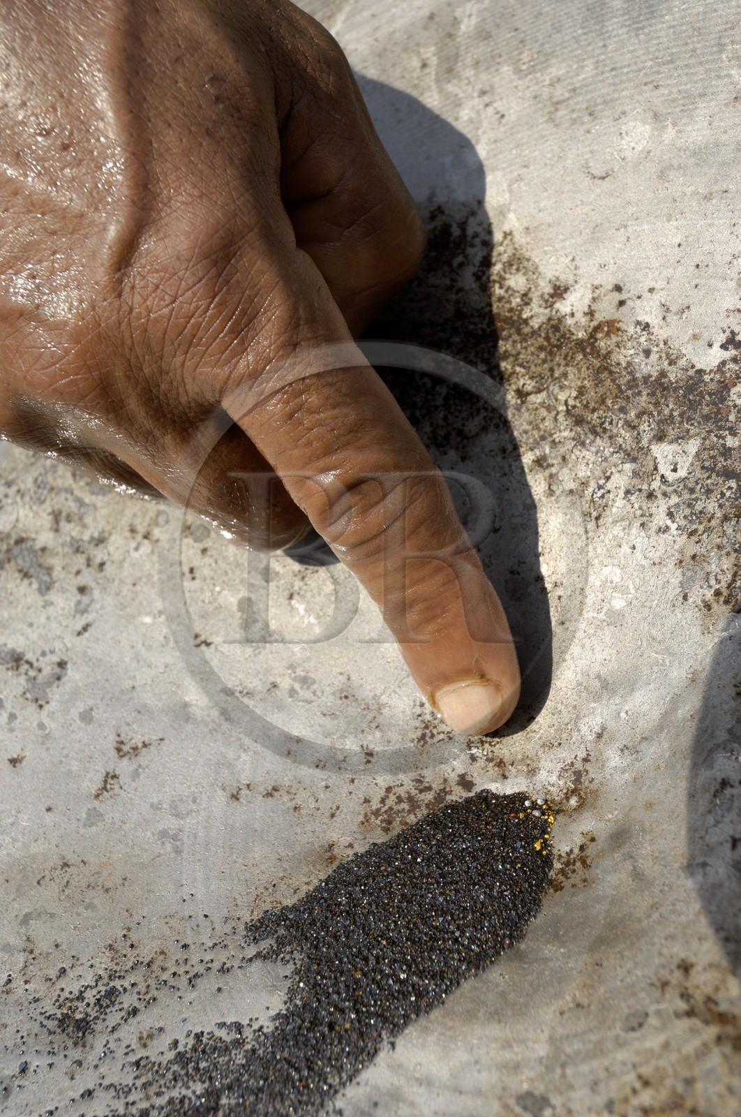 Brésil, Etat du Minas Gerais, ville de Diamantina, Garimpero prospecteur d'or dans une rivière, minerais d'or (Route de l'or, Estrada Real)