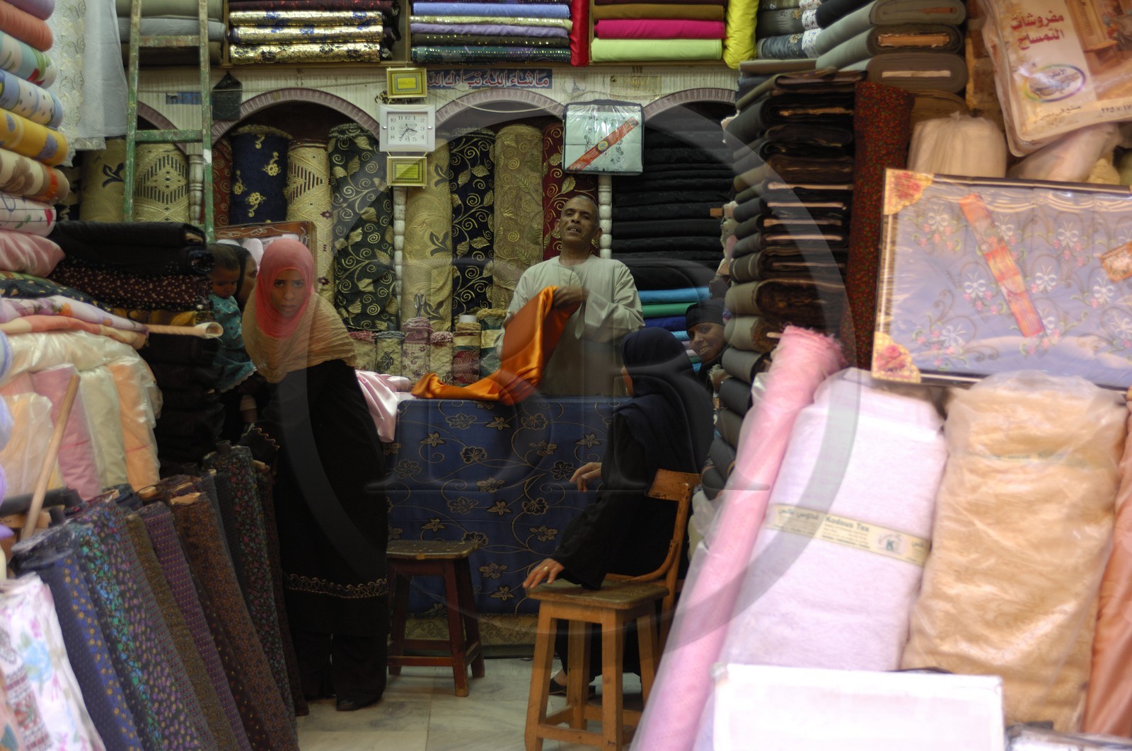 Egypte, Haute Egypte, vallée du Nil, Louxor, le nouveau souk, marchand de tissus Egypte, Haute Egypte, vallée du Nil, Louxor, le nouveau souk, marchand de tissus