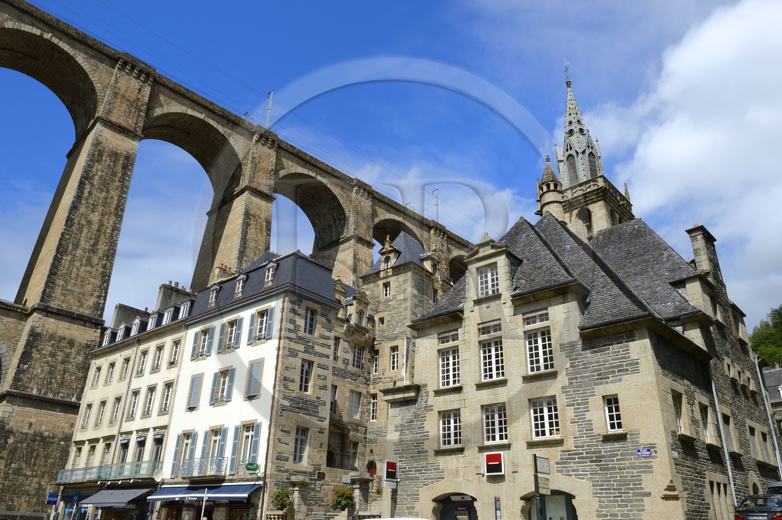 France, Finistère (29), Morlaix, place des Otages, le viaduc et l'église Saint-Melaine