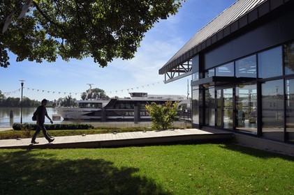 France, Seine-Maritime (76), Pays de Caux, Parc naturel régional des Boucles de la Seine normande, Caudebec-en-Caux, bateau de croisière fluviale devant l'entrée du musée de la marine de Seine MuséoSeine