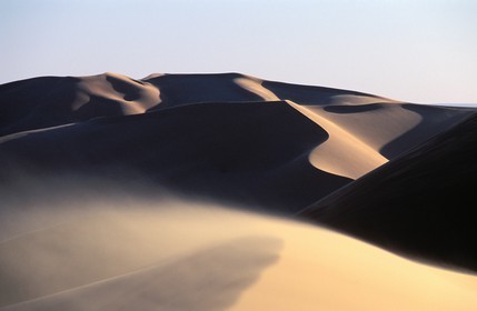 Libya, Fezzan (Sahara), Mourzouk Erg (Murzuq), wind of sand on the ridge of dunes