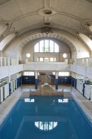 France, Bas-Rhin (67), Strasbourg, quartier de la Neustadt datant de la periode allemande, les Bains Municipaux (1901), piscine