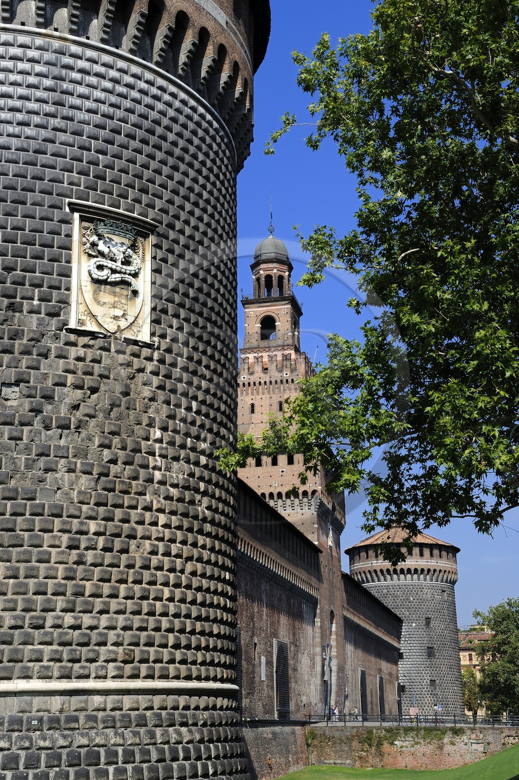 Italie, Lombardie, Milan, le Castello Sforzesco (château des Sforza), construit au XVe siècle par le duc de Milan Francesco Sforza, une des deux tours rondes qui abritaient des citernes d'eau et la Torre del Filarete de l'architecte Antonio di Pietro Averlino (ou Averulino) dit le Filarète