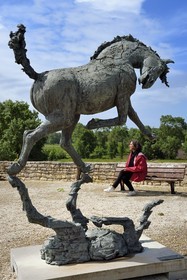 France, Charente-Maritime (17), l'ancien prieuré Saint-Jean-l'Evangéliste de Trizay appelé abbaye de Trizay abrite un centre d'art contemporain, sculture Equi-Libre de André Bemant
