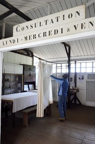 Gabon, Province du Moyen-Ogooué, Lambaréné, l'ancien Hopital Albert Schweitzer devenu musée, la Grande Pharmacie (policlinique), la salle de consultation