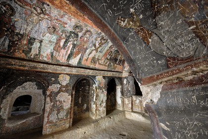 Turquie, Anatolie Centrale, province de Kayseri, Cappadoce classée Patrimoine Mondial de l'UNESCO, vallée de Soganli, église de la Tête Noire (Karabas Kilise) troglodytique, fresques murales