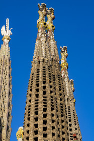 Espagne, Catalogne, Barcelone, quartier de l'Eixample, basilique de la Sagrada Familia de l'architecte du modernisme catalan Antoni Gaudi classée Patrimoine Mondial de l'UNESCO,  pinacle en mosaïque vénitienne des Tours des apotres et un des quatre campaniles de 135 mètres entourant le ciborium central dont le pinacle est couronné par le taureau ailé symbole de Saint Luc