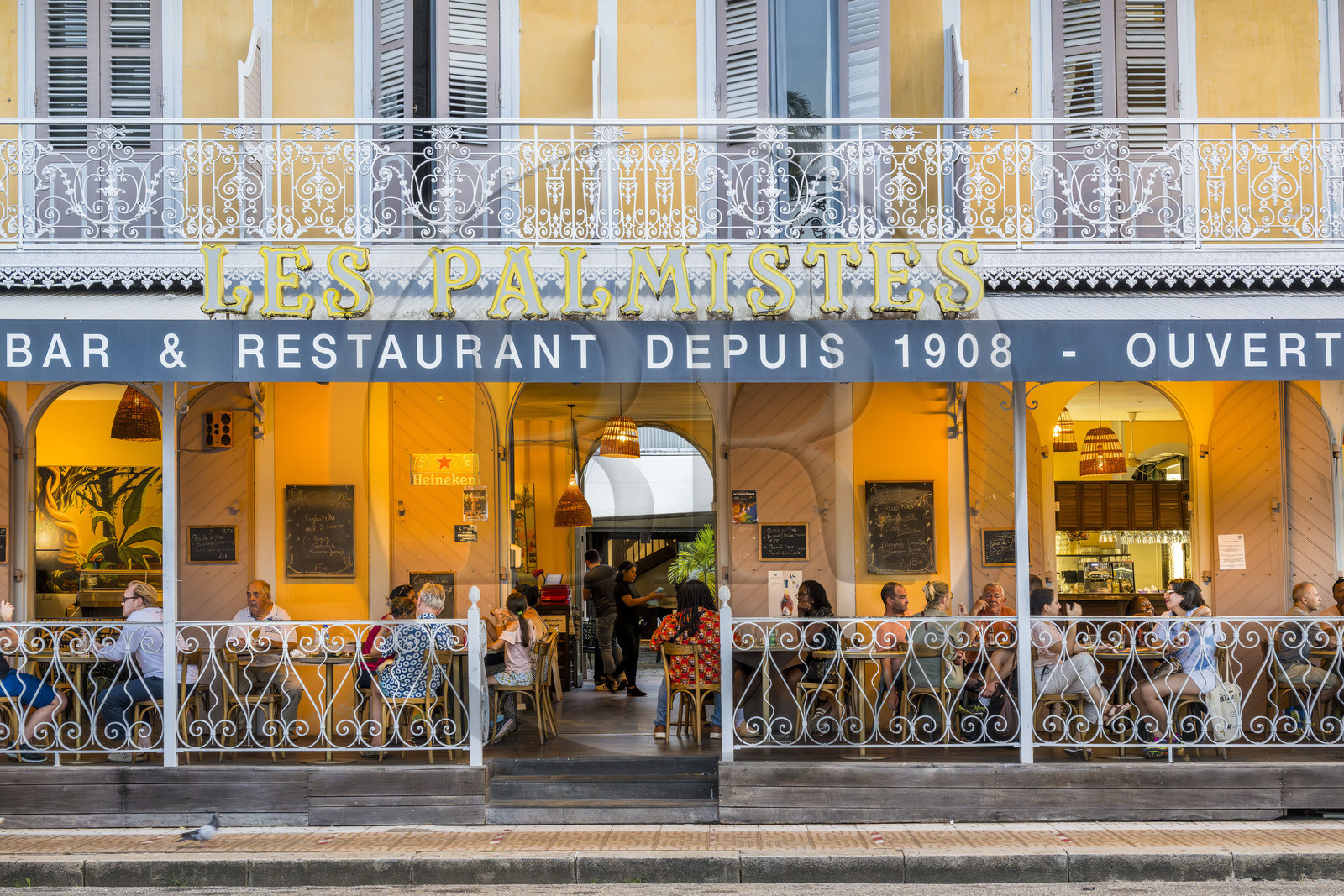 France, Guyane, Cayenne, place des Palmistes, immeuble de style colonial construit en 1890, ancienne Maison Thémire abritant la terrasse de l'hôtel restaurant Les Palmistes