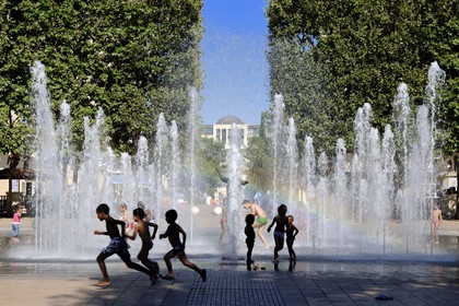 France, Hérault (34), Montpellier, quartier Antigone de l'architecte Ricardo Bofill, la fontaine de la place du Nombre d'Or