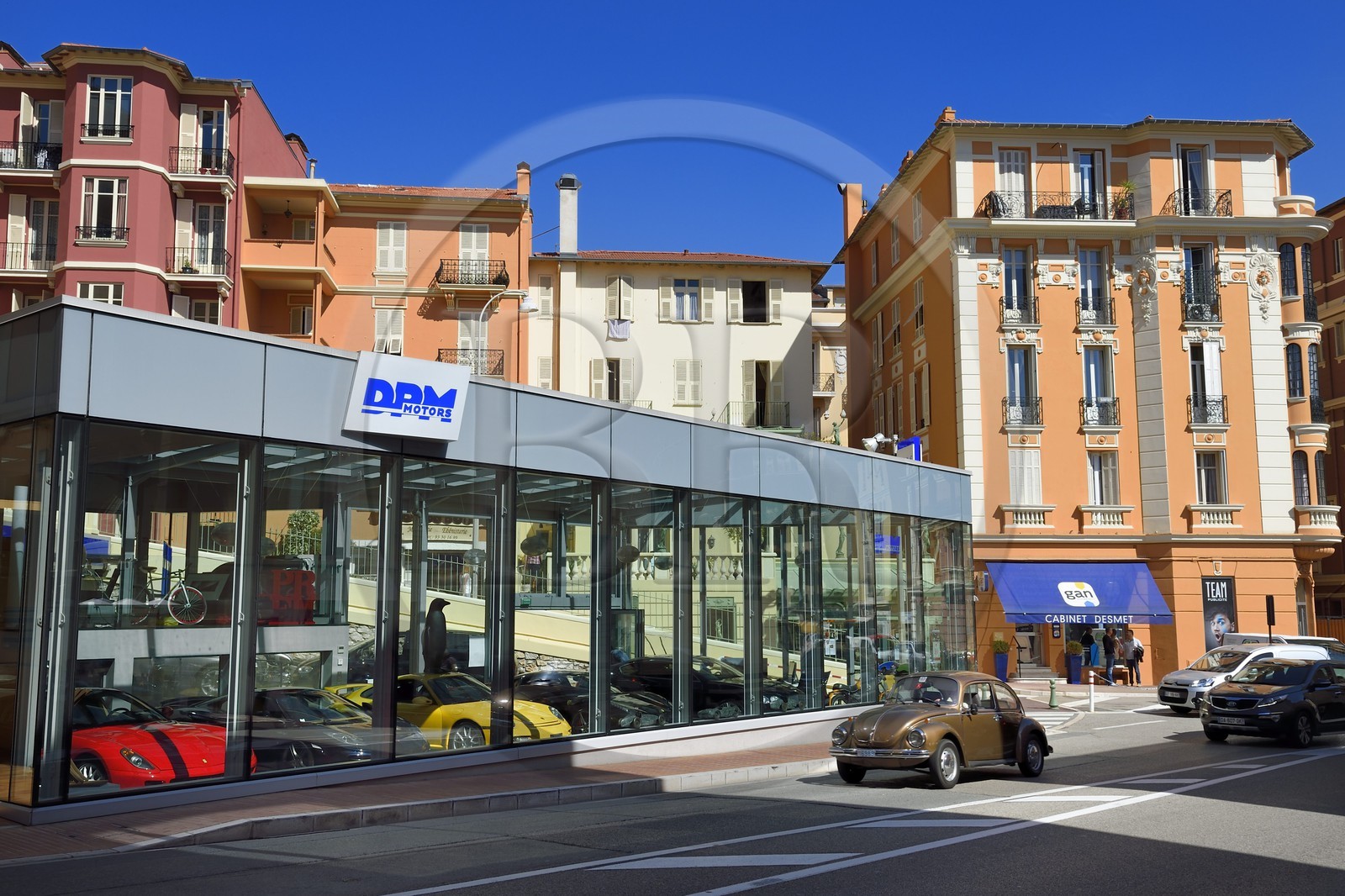 Principauté de Monaco, Monaco, quartier de La Condamine, voitures de luxe dans la vitrine d'un vendeur d'occasions et Volkswagen Coccinelle