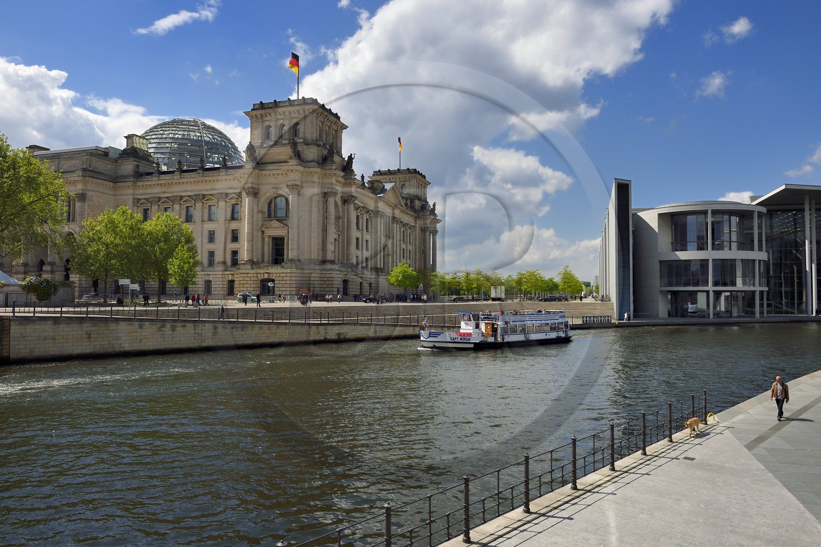 Allemagne, Berlin, le Reichstag avec le dome en verre du Bundestag (parlement allemand depuis 1999) de l'architecte Sir Norman Foster à gauche, batiments du nouveau complexe parlementaire le Paul-Lobe Haus à droite par l'architecte Stephan Braunfels sur les berges de la rivière Spree