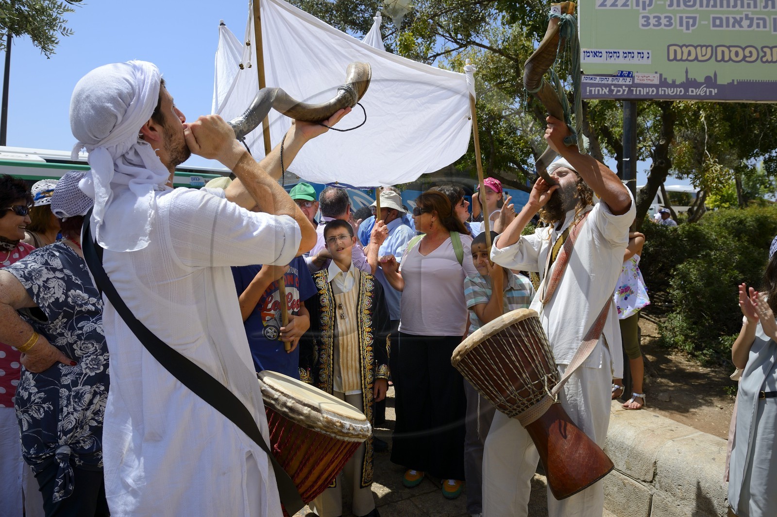 Israel, Jérusalem, ville sainte, vieille-ville classée Patrimoine Mondial de l'UNESCO, une des très nombreuses cérémonies de Bar Mitzvah à se diriger vers le Mur des Lamentations