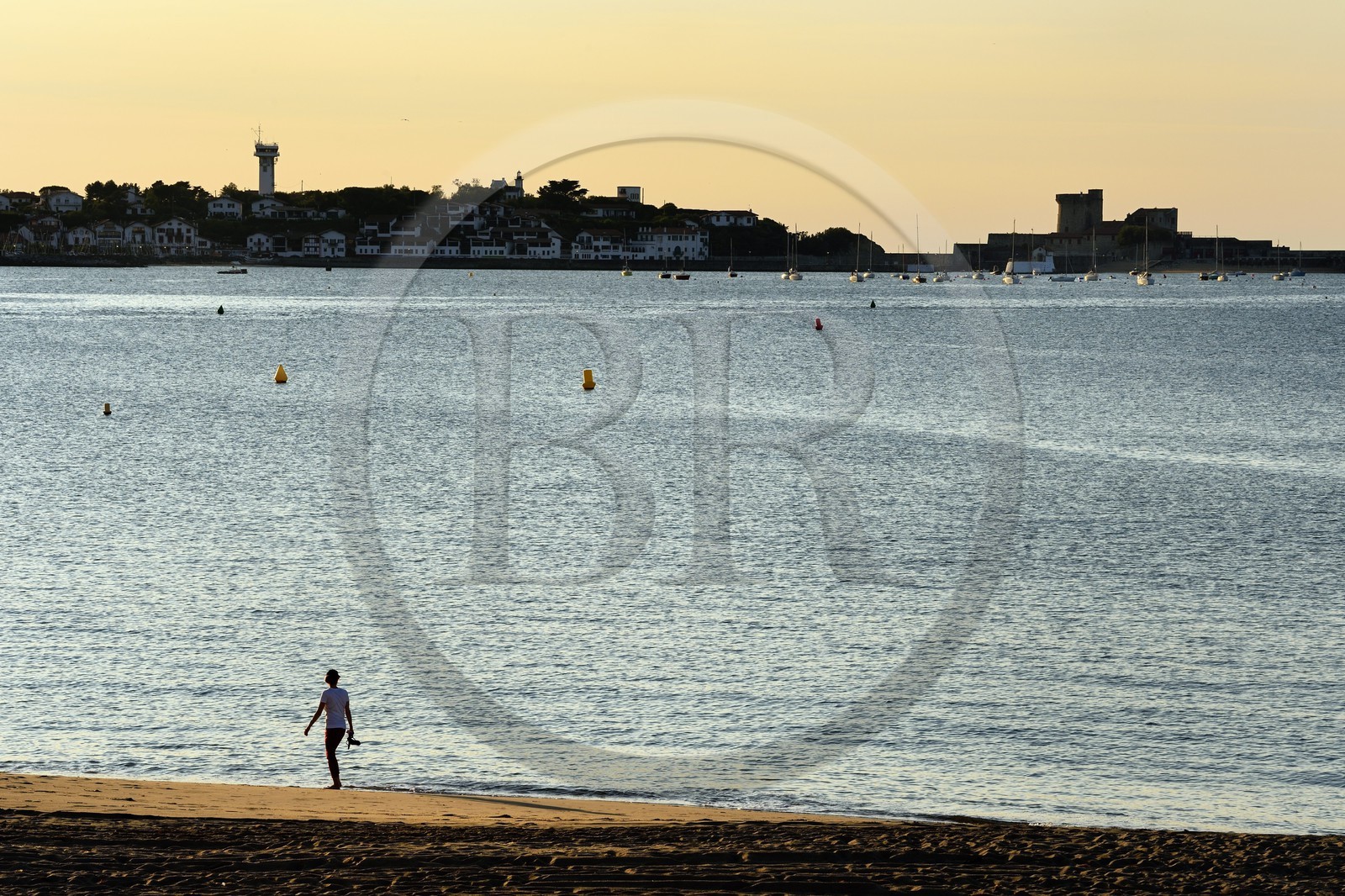 France, Pyrénées-Atlantiques (64), Pays-Basque, Saint-Jean-de-Luz, la plage et le fort de Socoa construit sous Louis XIII remanié par Vauban à Ciboure