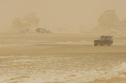 Egypte, désert libyque, tempêtre de sable dans le Désert Blanc au nord de Farafra