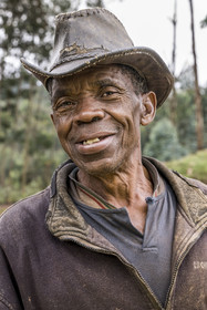 Rwanda, Province de l’Ouest, Gisuma, la paysan Domitien coiffé de son chapeau