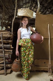 Sri Lanka, province centrale, district de Matale, Sigiriya, ville ancienne de Sigiriya classée patrimoine mondial de l'UNESCO, musée de l'ancien palais forteresse du Rocher du Lion, habillage en tenue traditionnelle