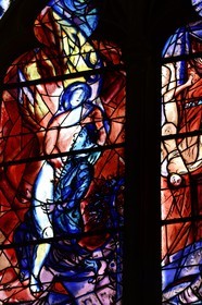 France, Moselle (57), Metz, la cathédrale Saint-Etienne, vitraux du déambulatoire nord avec pour sujets des épisodes de l’Ancien Testament par Marc Chagall (XXe siècle) réalisés par l’atelier Simon-Marq à Reims (droits réservés)