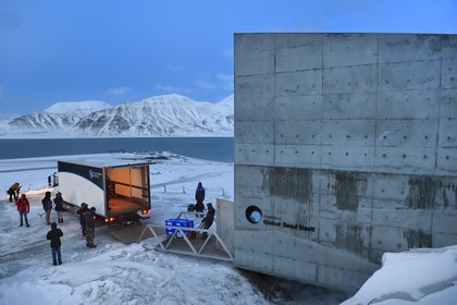 Norvège, Svalbard, Spitzberg, Longyearbyen, la Réserve mondiale de semences du Svalbard (banque de graines du Global Seed Vault) permet une sauvegarde de sécurité pour les collections existantes de banques de gènes, livraison des semences par NordGen