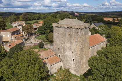 France, Aveyron (12), parc naturel régional des Grands Causses, Tour de Viala-du-Pas-de-Jaux, tour-grenier fortifiée des Hospitaliers de l'ordre de Saint-Jean de Jérusalem construite vers 1430 sur des terres ayant appartenues aux Templiers