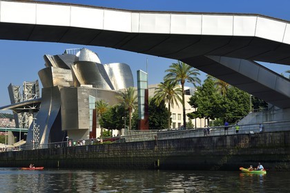 Spain, Basque Country, Biscay Province, Bilbao, the Guggenheim Museum designed by Frank Gehry and the Pedro Arrupe walkway