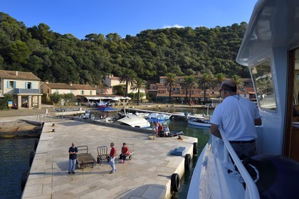 France, Var (83), Iles d'Hyères, parc national de Port Cros, Ile de Port-Cros, arrivée du bateau de liaison au port