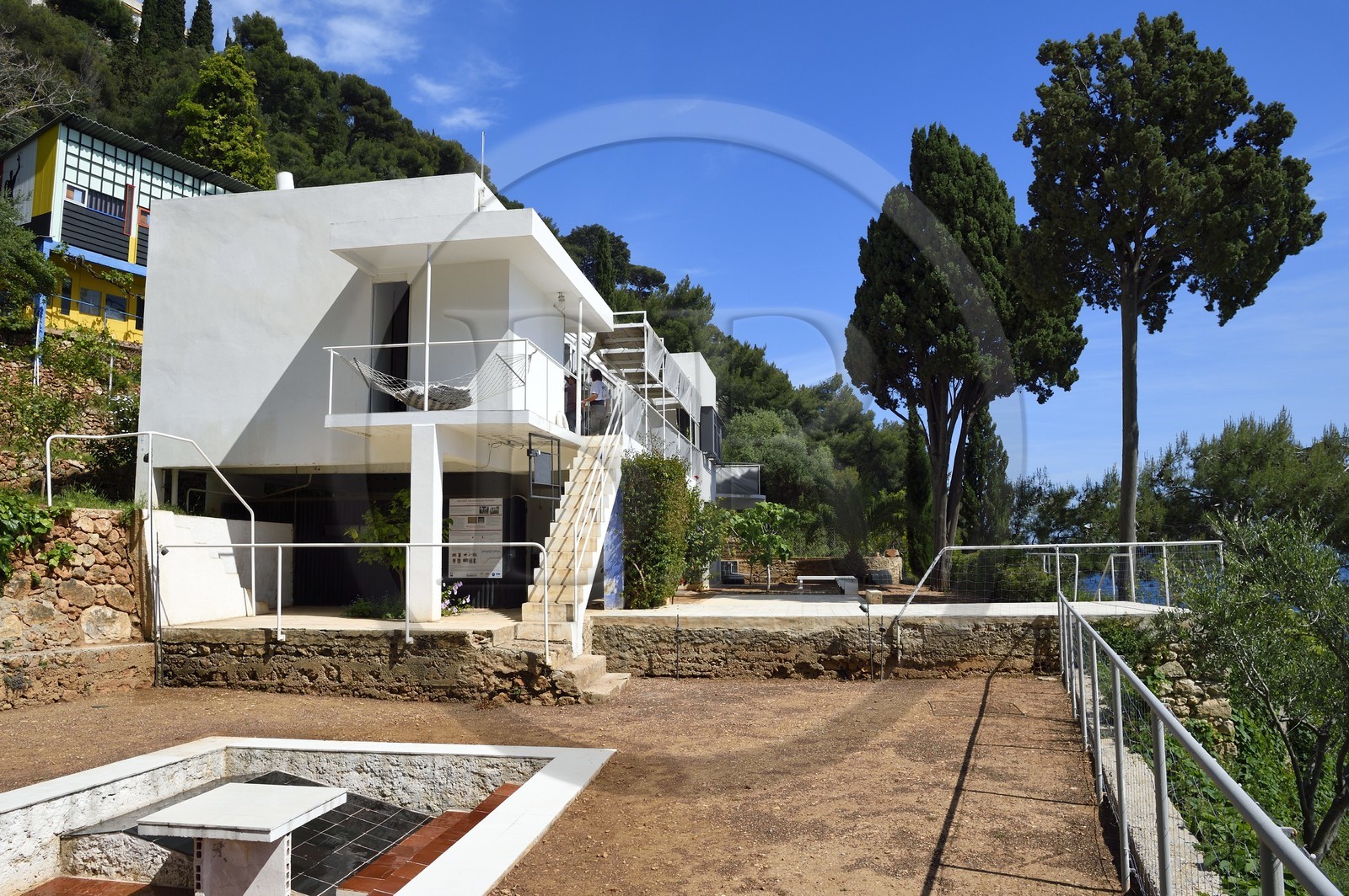 France, Alpes Maritimes (06), Roquebrune-Cap-Martin, Cap Martin, sentier du Buse, Villa E1027 conçue par l'architecte et designer Eileen Gray pour l'architecte Jean Badovici, le solarium au premier plan