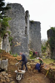 France, Charente (16), Pranzac, chantier des fouilles archéologiques dans les ruines du chateau orchestré par l’association Secrets de Pranzac