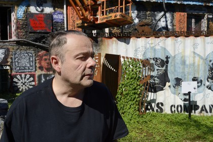 France, Rhône (69), Saint-Romain-au-Mont-d'Or, la Demeure du Chaos, l'œuvre d'art est basé sur la transformation sans fin de la maison du XVIIème siècle de l'artiste plasticien Thierry Ehrmann en une réplique de zone de guerre à l'image du monde présent, portrait de Thierry Ehrmann aussi président fondateur de Artprice et du Groupe Serveur