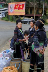 Vietnam, Lao Cai province, city of Sapa, Black Hmong minority group women Under the glance of Ho Chi Minh