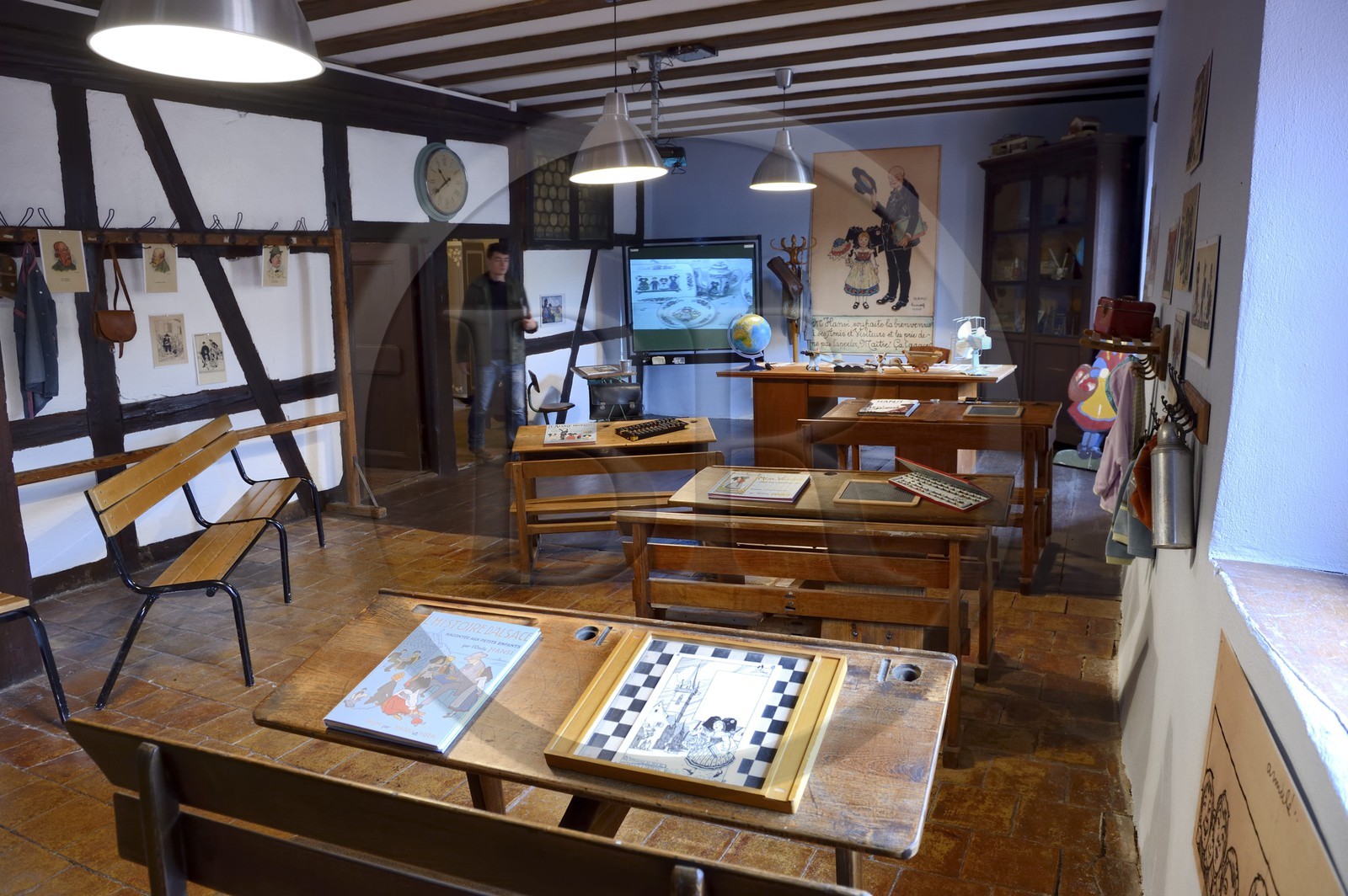 France, Haut-Rhin (68), Riquewihr, labellisé Les Plus Beaux Villages de France, le Musée Hansi, oeuvres du célèbre imagier populaire alsacien  Jean- Jacques Waltz dit Hansi (1873-1951), reconstitution d'un classe d'école