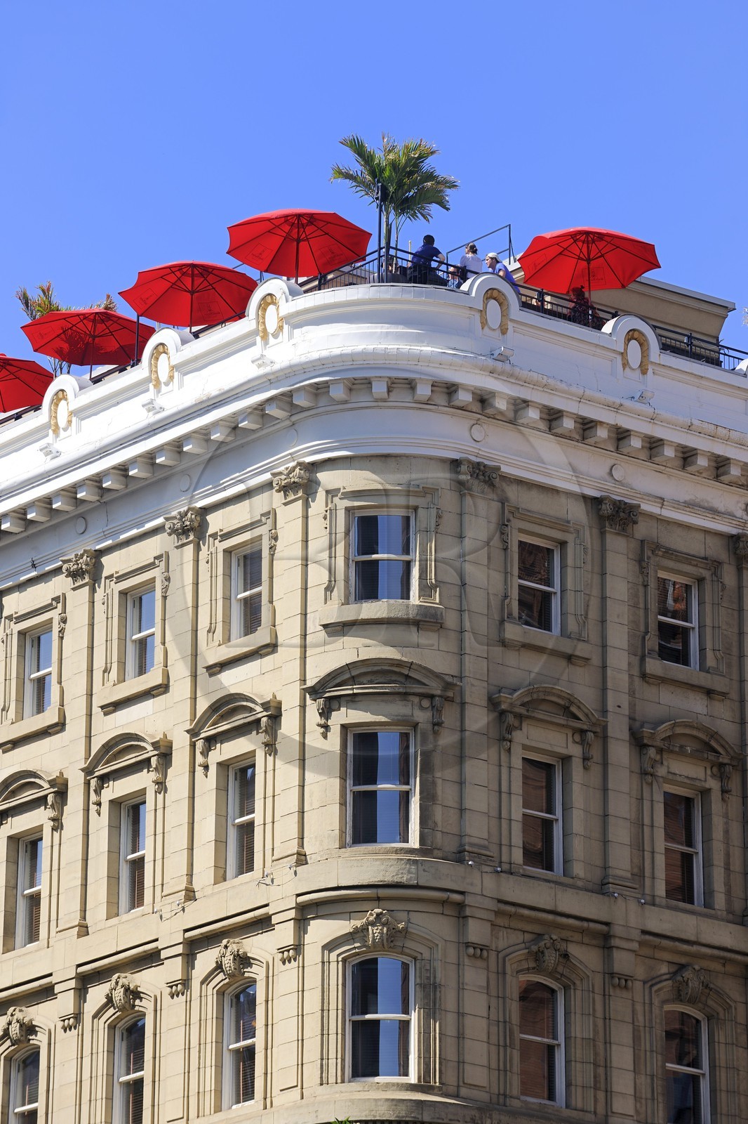 Canada, province de Québec, Montréal, quartier du Vieux-Montréal, le Vieux-Port, café terrasse de l'hotel de la place d'arme