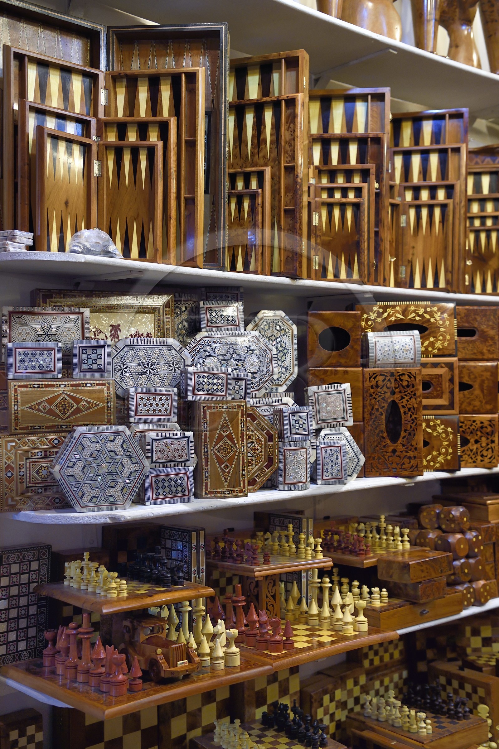 Maroc, Haut-Atlas, Marrakech, ville impériale, Médina classée Patrimoine Mondial de l'UNESCO, backgammon, jeux d'échecs et boite en bois dans une boutique du souk