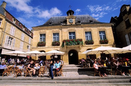 France, Dordogne, Sarlat la Caneda, City Hall on the liberty square and outside cafe
