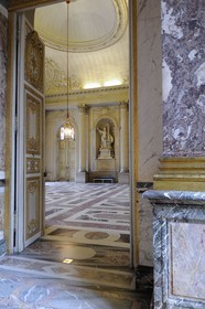 France, Yvelines (78), château de Versailles, classé Patrimoine Mondial de l'UNESCO, Salon d'Hercule, perspective vers la tribune de la chapelle