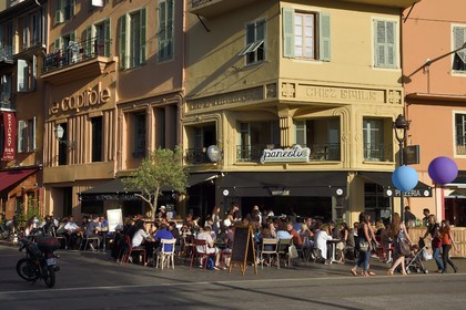 France, Alpes-Maritimes (06), Nice, quartier du Vieux-Nice, l'ancien cinéma Le Capitole et le Café Tivoli Bar de style Art déco à l'angle du boulevard Jean Jaures et de la rue de la Tour