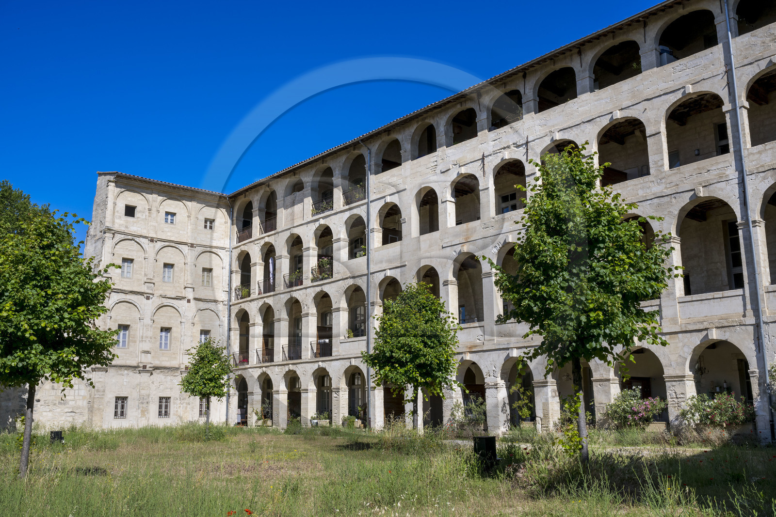 France, Vaucluse (84), Avignon, rue des Lices, Aumone Générale fondée en 1592, cette institution logeait et assistait les plus pauvres, ancienne école des Beaux Arts plus récemment et aujourd'hui des appartements privés